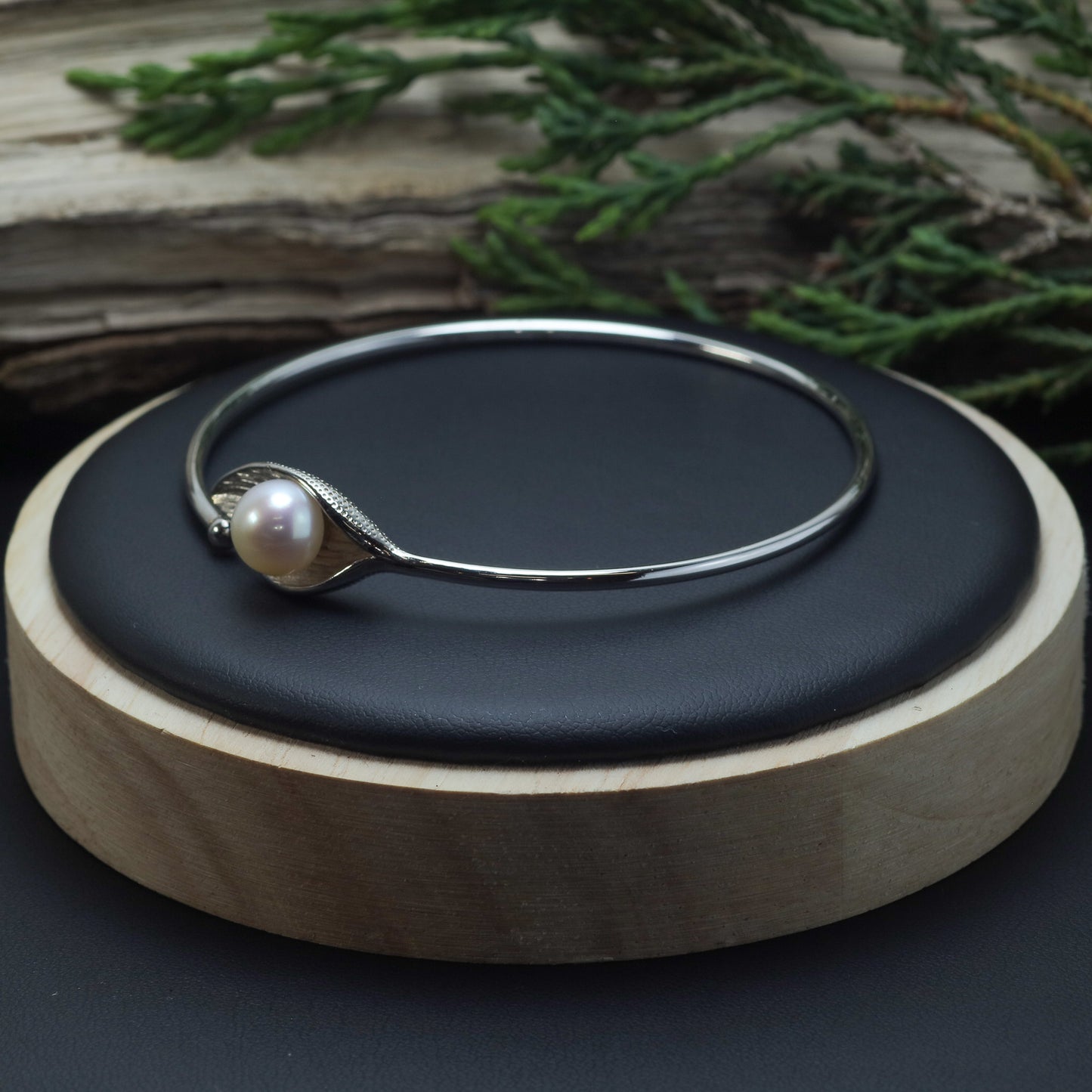 Natural Cultured Pearl Leaf Design Bangle