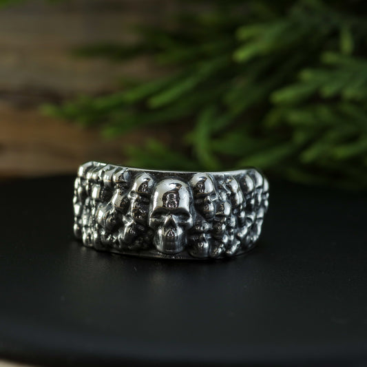 Skull Heavy Signet Ring in Sterling Silver (14.6g)