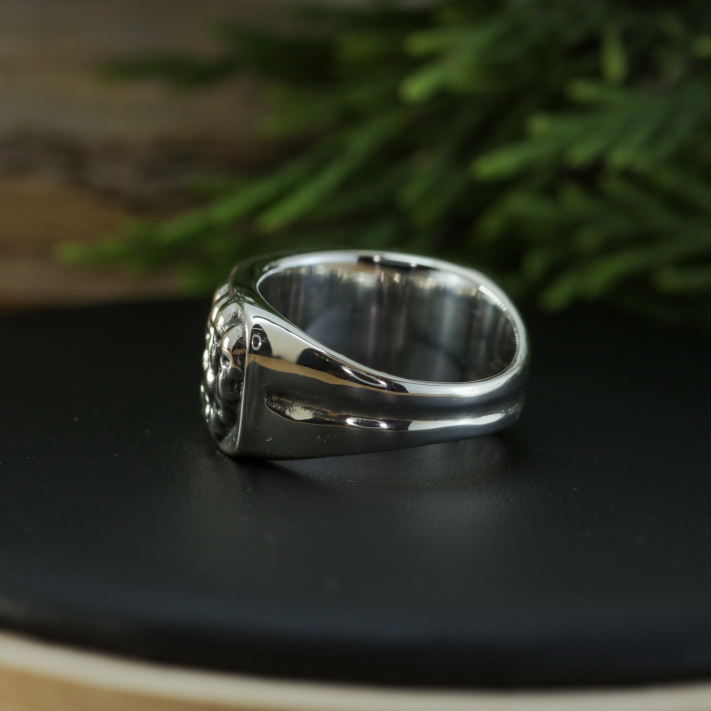 Skull Heavy Signet Ring in Sterling Silver (14.6g)